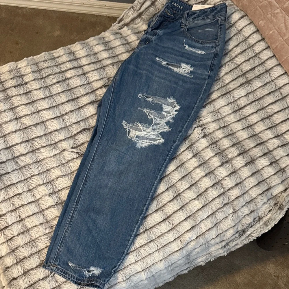 America eagle Tomgirl Distressed Jeans - Picture 2 of 6